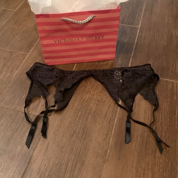 GLAMOROUS BRAND NEW black lace garter belt. Victoria’s Secret. Size Medium. - Picture 1 of 5